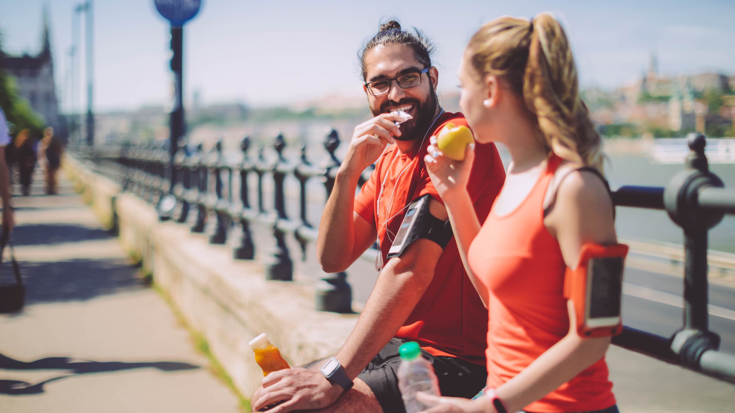 2 people exercise eating apple lose weight