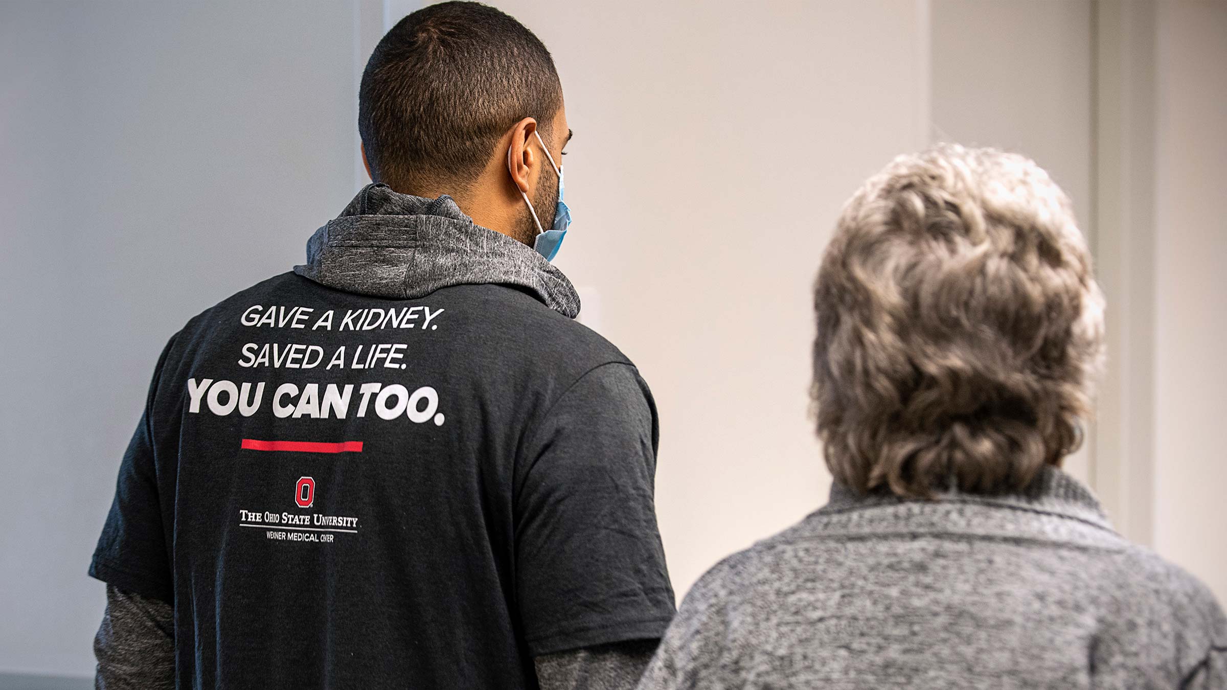 Living kidney donors Josh and Gaile walking together at Ohio State Medical Center