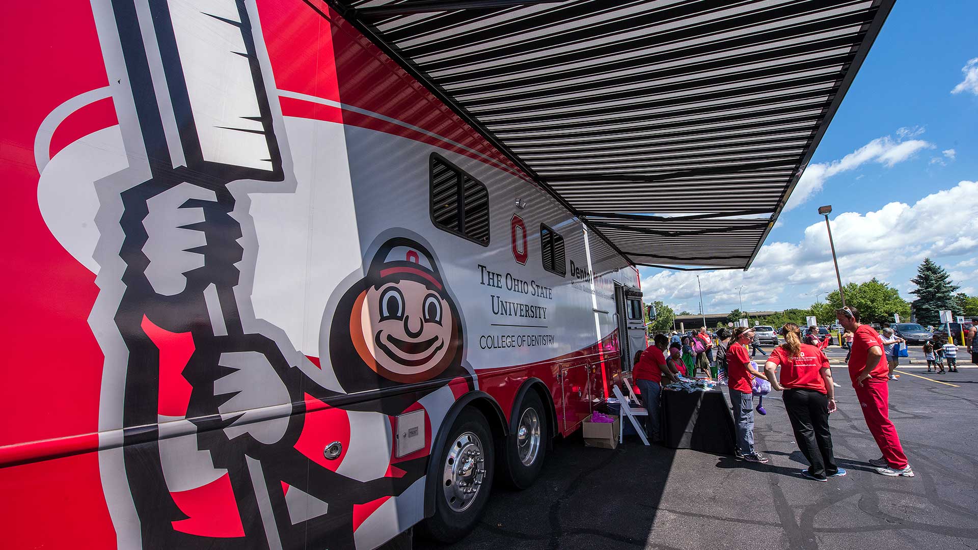 Dentists' bus and Ohio State volunteers