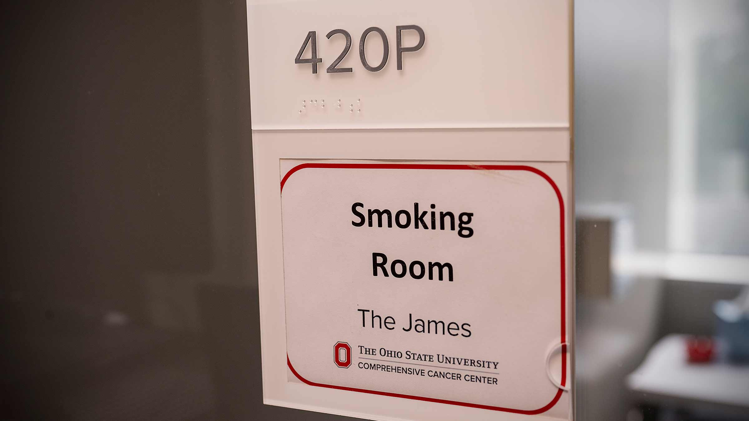 A door sign that says “smoking room”