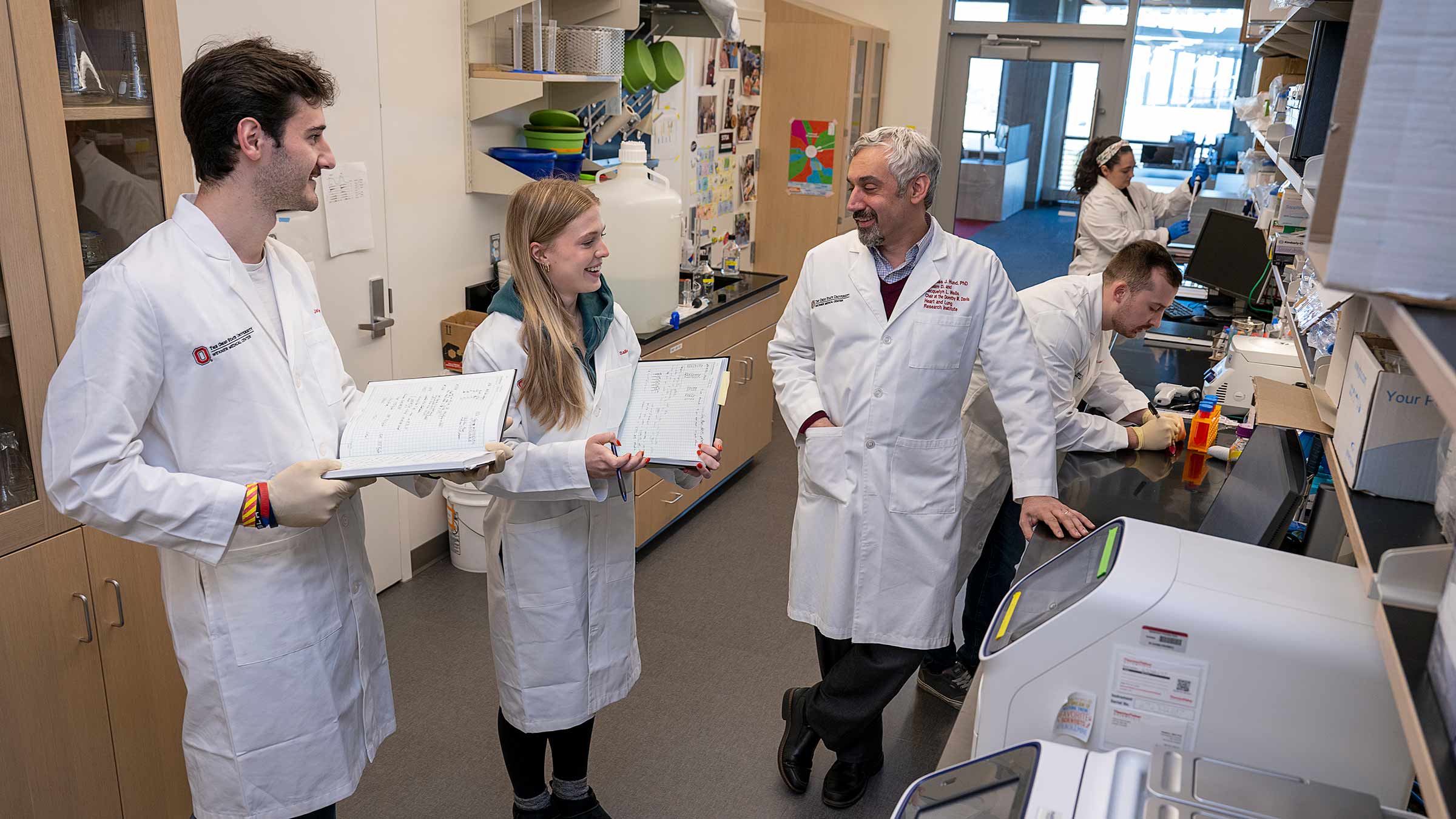 Dr. Hund with his team in the lab