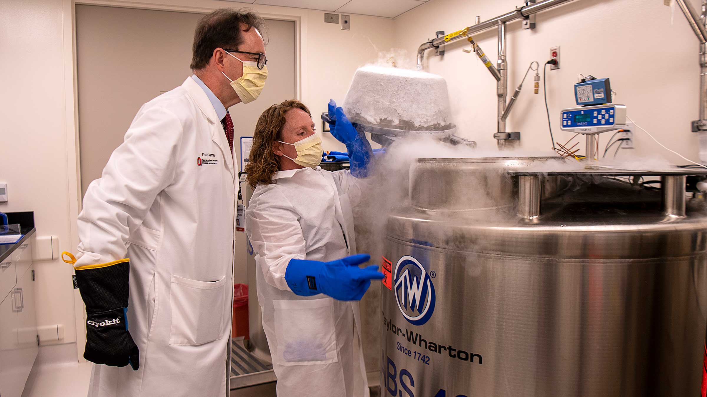 Marcos de Lima with his colleague next to the liquid nitrogen tank