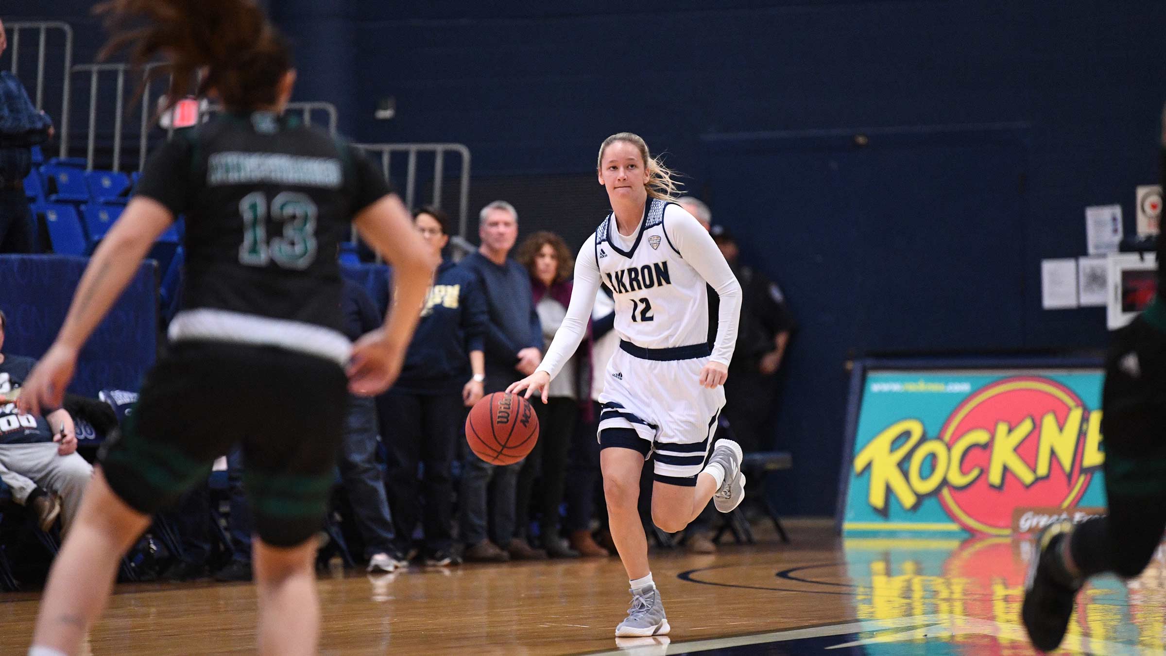 Shayna Hemmings dribbling a basketball on the court
