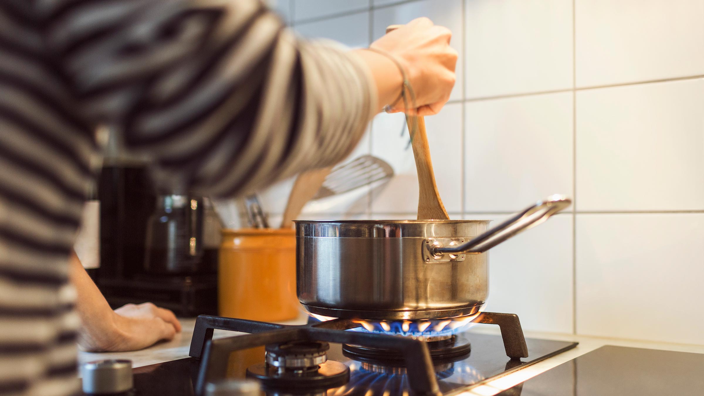 Why It's Better To Use The Back Burners On Your Stove, According To Science